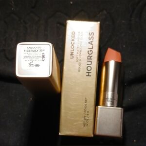 HOURGLASS Unlocked Soft Matte Lipstick "TIGERLILY" Soft Coral